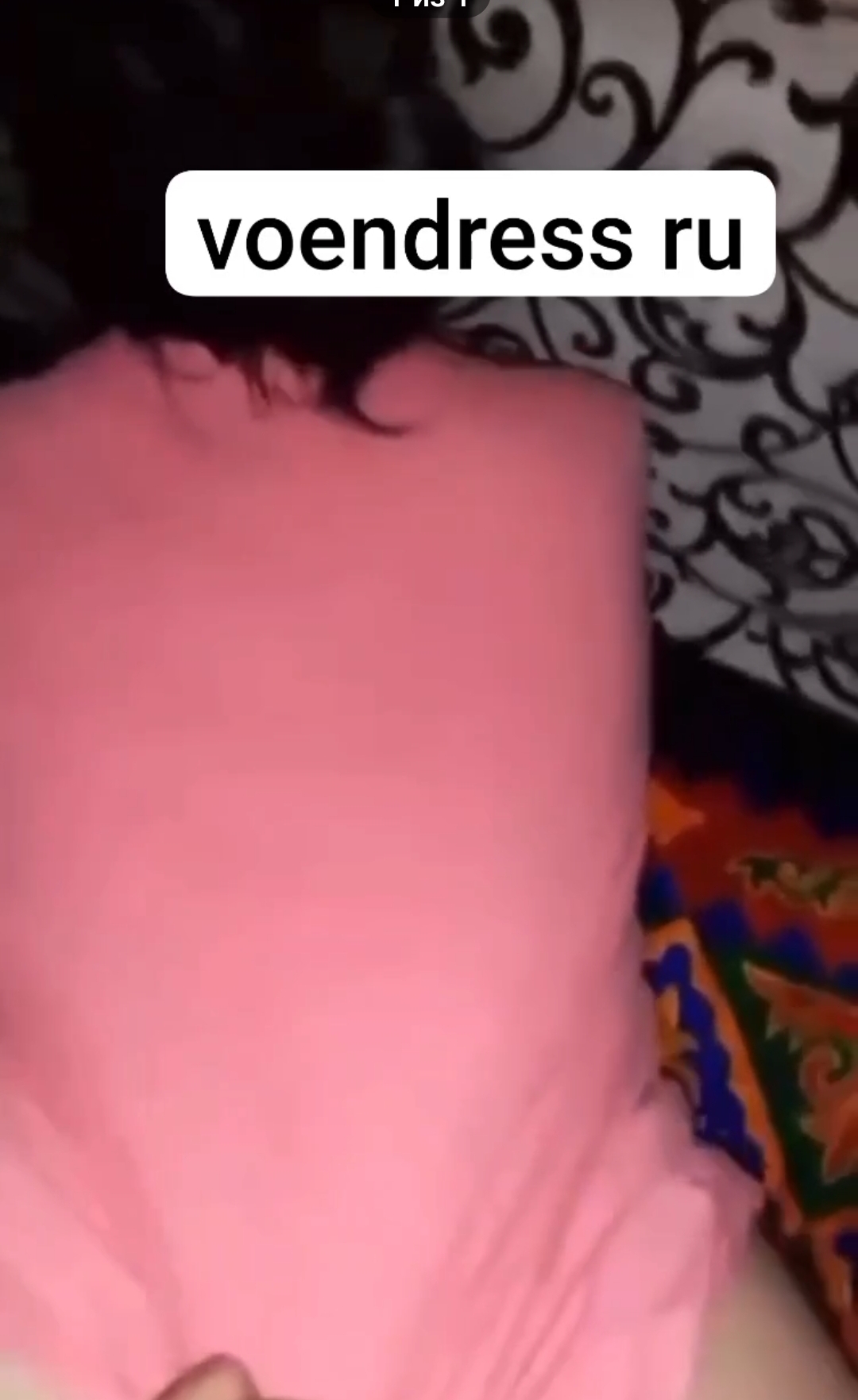 Уйундогулорун уктаптип эжесин сигип жатат